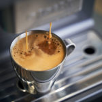 Как использовать профессиональную машину для приготовления кофе?