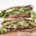 Веганский сэндвич с сыром тофу и авокадо